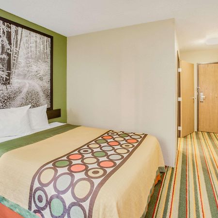 Super 8 By Wyndham Grayling Hotel Екстериор снимка