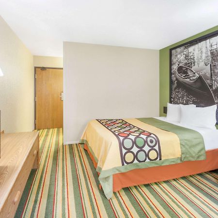 Super 8 By Wyndham Grayling Hotel Екстериор снимка