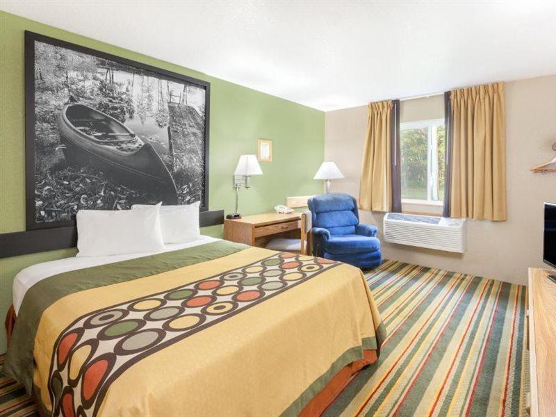 Super 8 By Wyndham Grayling Hotel Екстериор снимка