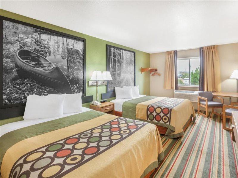 Super 8 By Wyndham Grayling Hotel Екстериор снимка