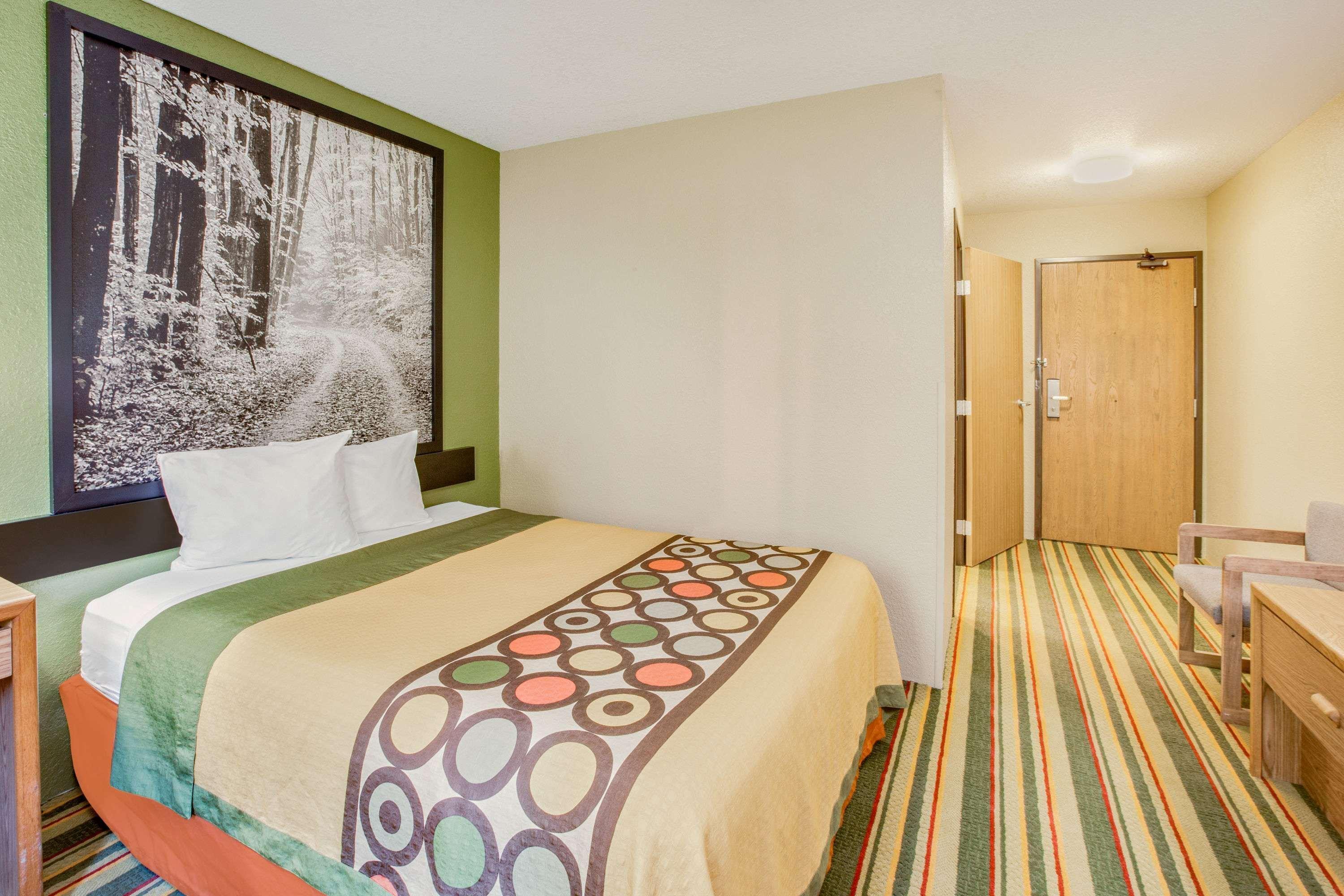Super 8 By Wyndham Grayling Hotel Екстериор снимка