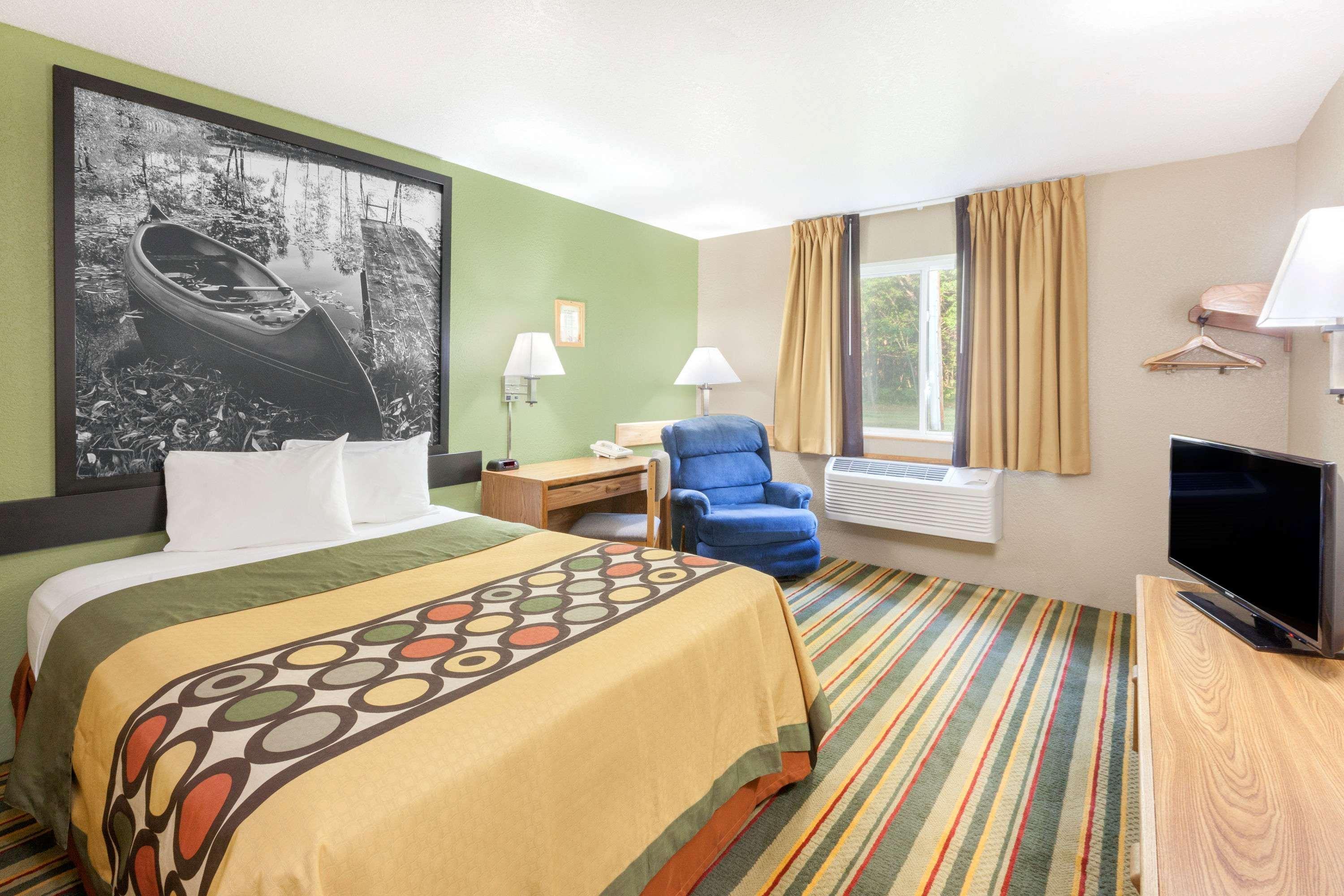 Super 8 By Wyndham Grayling Hotel Екстериор снимка