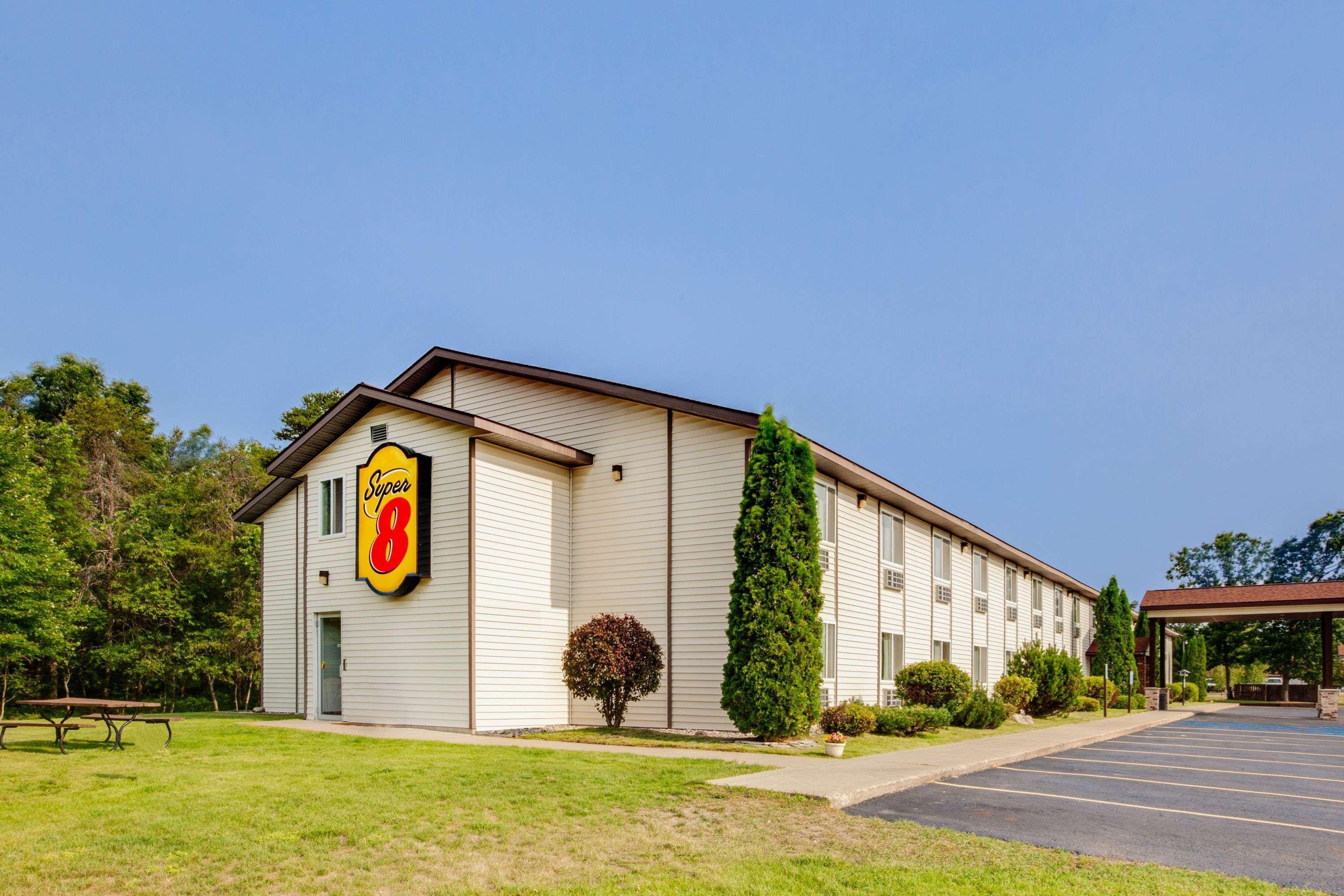 Super 8 By Wyndham Grayling Hotel Екстериор снимка