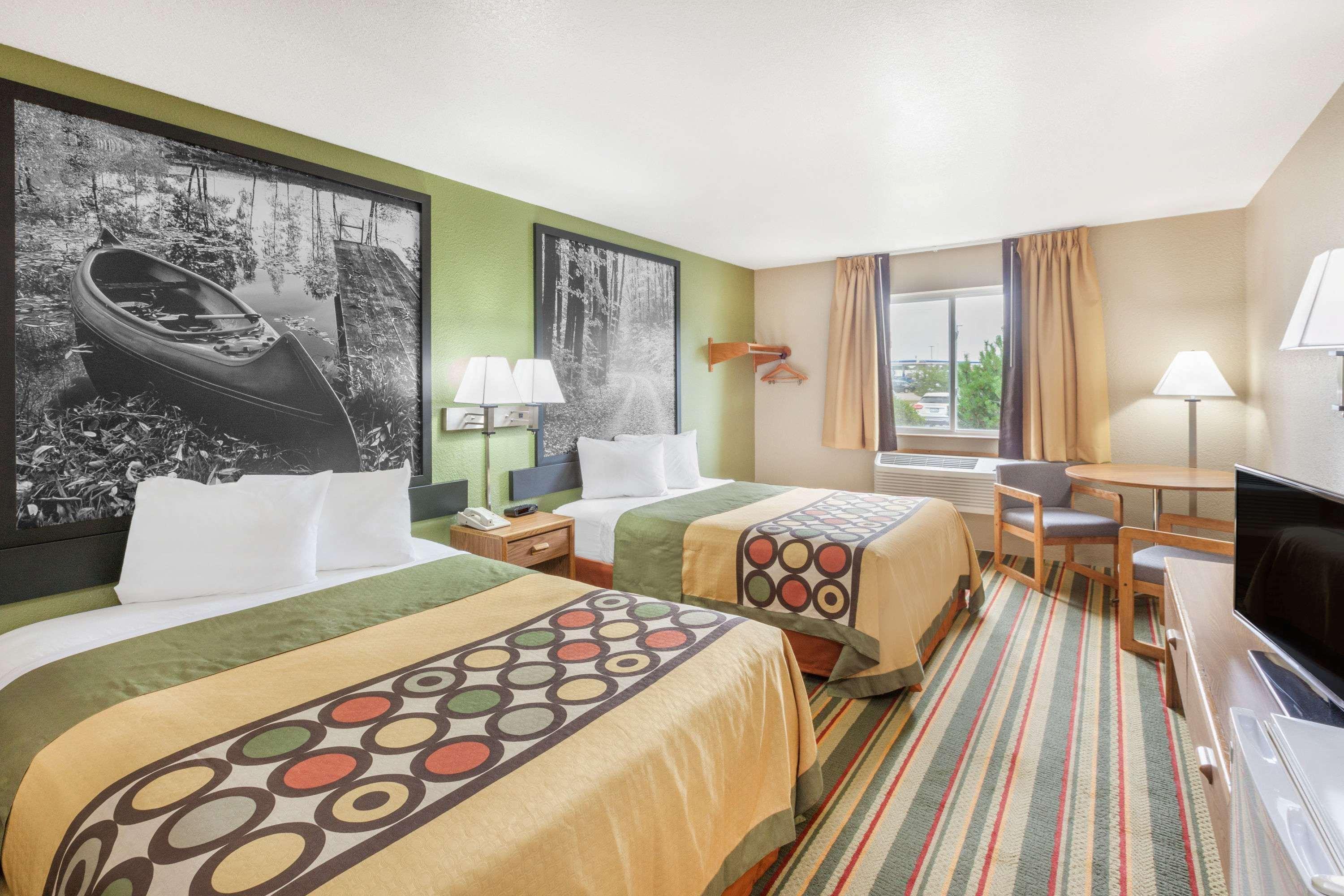 Super 8 By Wyndham Grayling Hotel Екстериор снимка